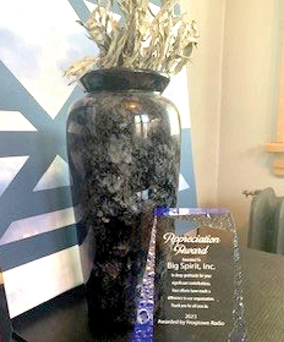 Appreciation award with vase